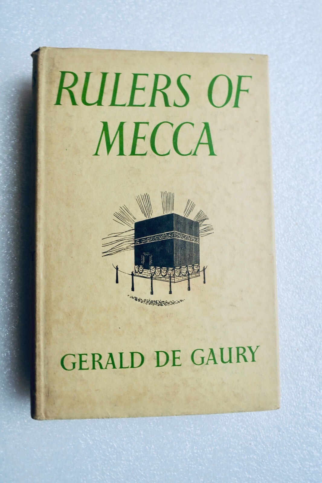 Historical account of Mecca's rulers and dynasties<span class="lla-card-orig-wrap"><span class="lla-card-orig">❦ DE GAURY, Gerald. Rulers of Mecca</span></span> - La Librairie Antique