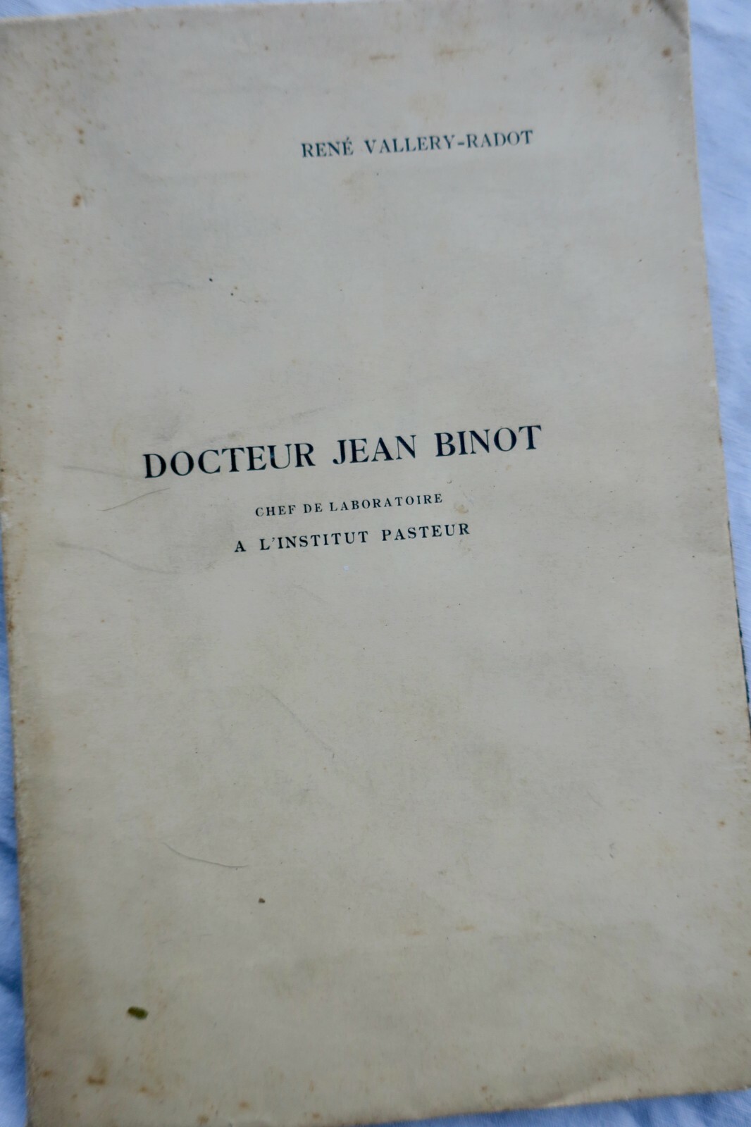 パスツール研究所のラボ長<span class="lla-card-orig-wrap"><span class="lla-card-orig">❦ Docteur Jean Binot. Chef de laboratoire à l’Institut Pasteur</span></span> - La Librairie Antique