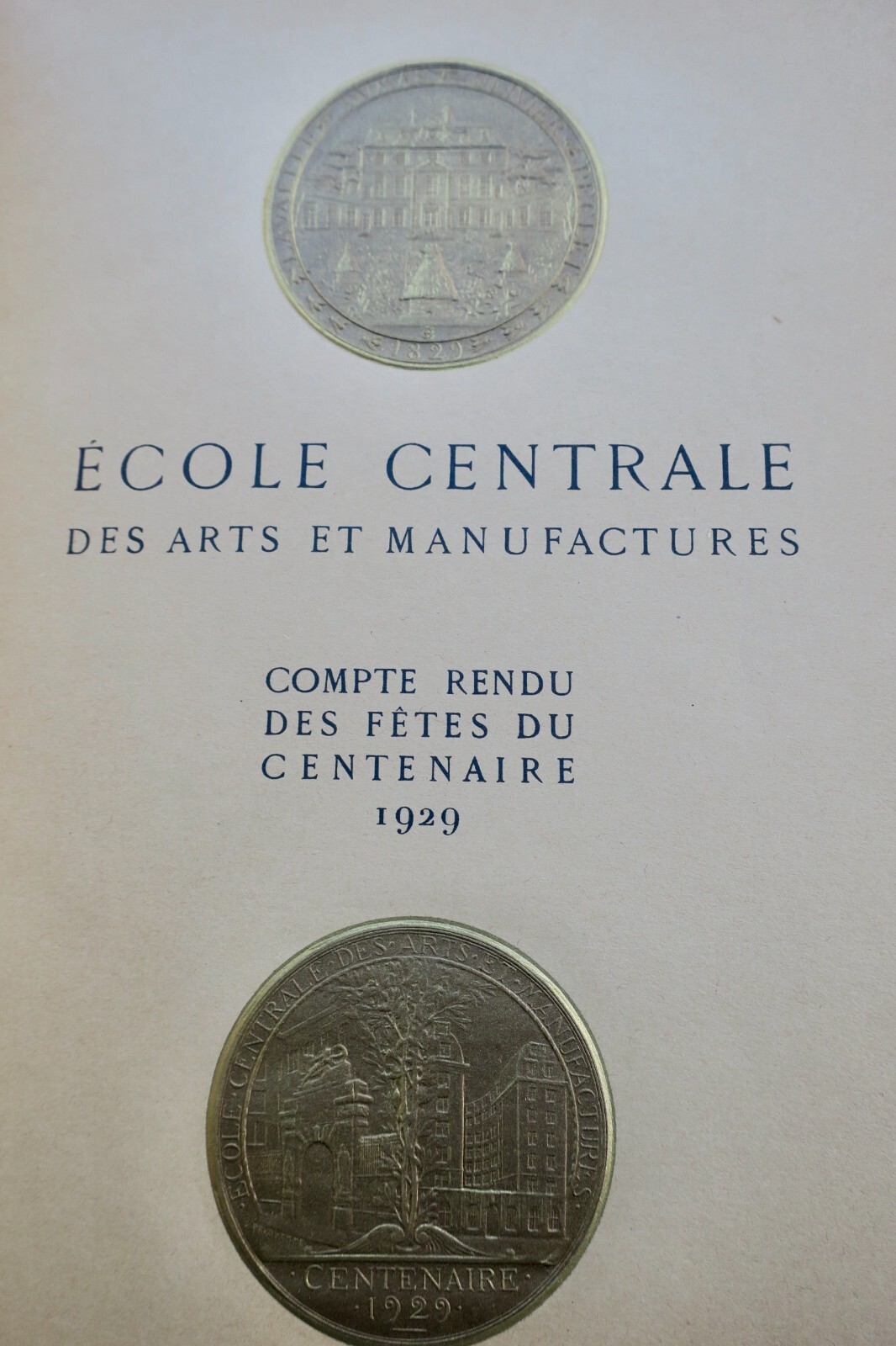 学校教育の百年の歴史<span class="lla-card-orig-wrap"><span class="lla-card-orig">❦ ECOLE CENTRALE DES ARTS ET MANUFACTURES Cent ans de la vie de l’école 1829-1929</span></span> - La Librairie Antique