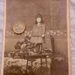 ENFANT TENUE DE CHASSE vers 1920 18 x 12 cm. Photo argentique