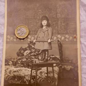 ENFANT TENUE DE CHASSE vers 1920 18 x 12 cm. Photo argentique