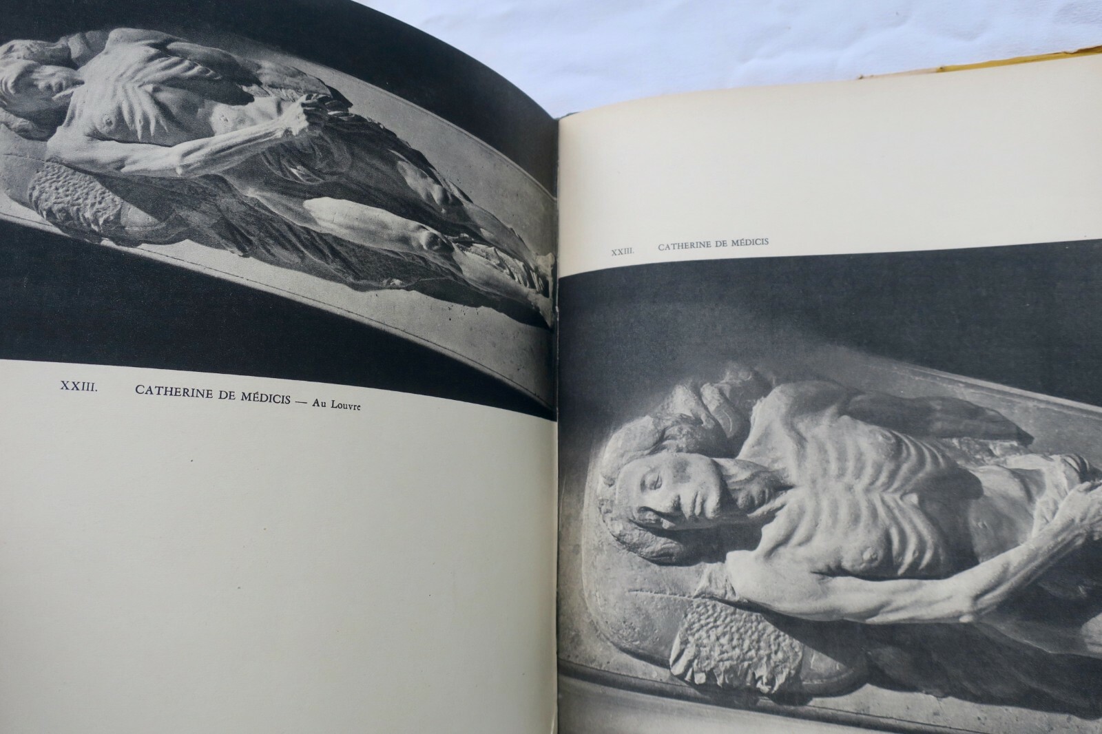 Tombs of French Monarchs<span class="lla-card-orig-wrap"><span class="lla-card-orig">❦ Gisants Vingt-cinq Rois et Reines de France 1949</span></span> - La Librairie Antique