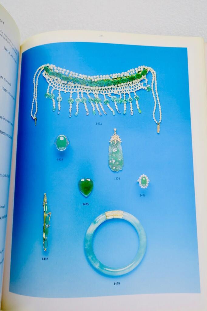 Feine Jadeschnitzereien, Jadeit-Schmuck und Kunstwerke
