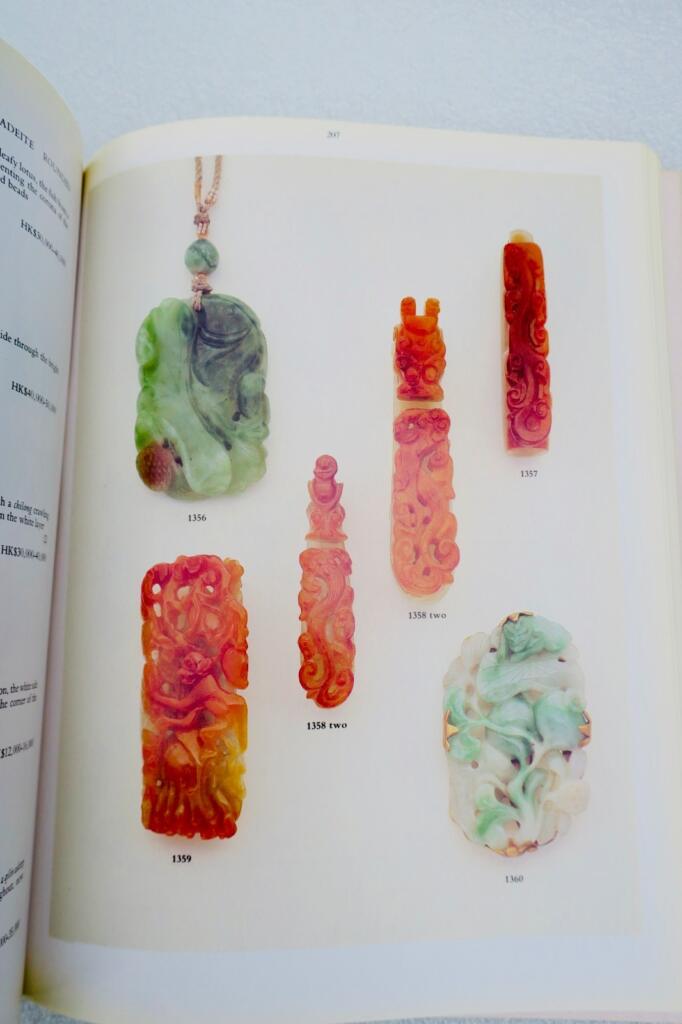 Feine Jadeschnitzereien, Jadeit-Schmuck und Kunstwerke