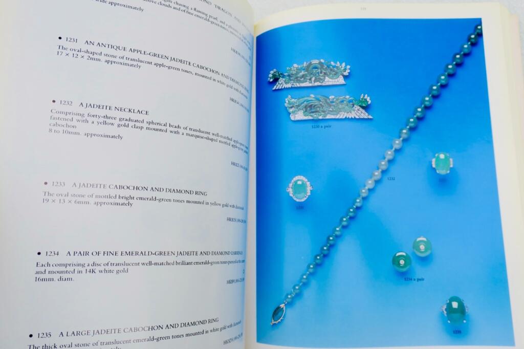 Feine Jadeschnitzereien, Jadeit-Schmuck und Kunstwerke