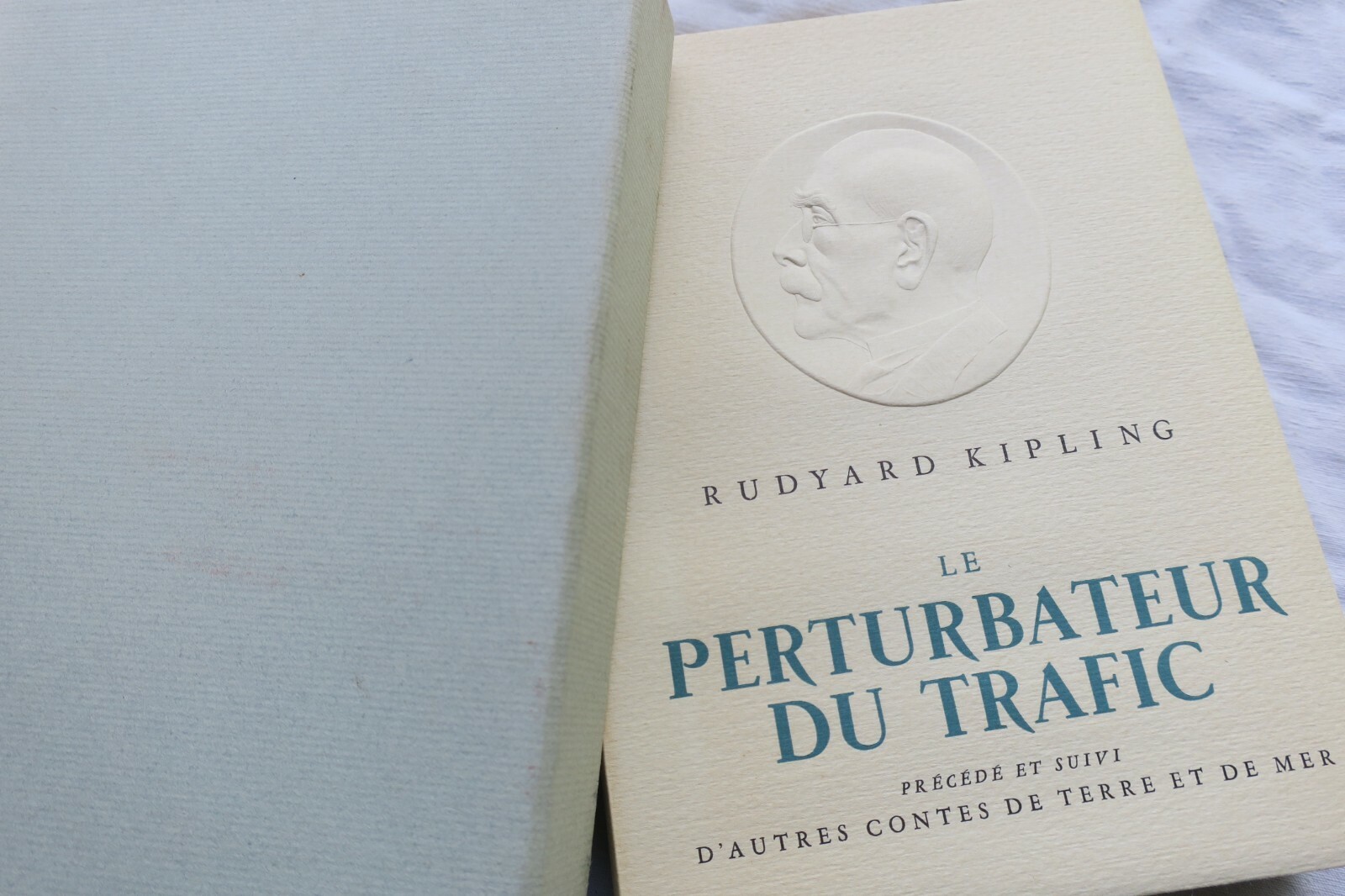 Der Verkehrsstörer<span class="lla-card-orig-wrap"><span class="lla-card-orig">❦ KIPLING Rudyard. Le perturbateur du trafic</span></span> - La Librairie Antique