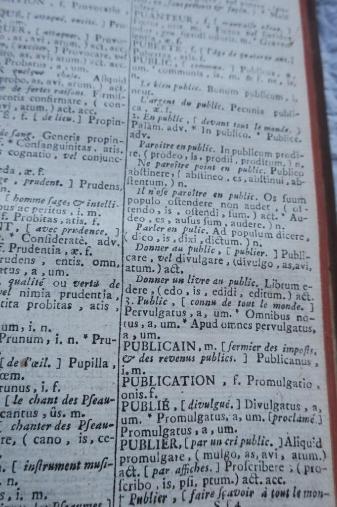 Französisch-Lateinisches Wörterbuch mit königlichem Apparat