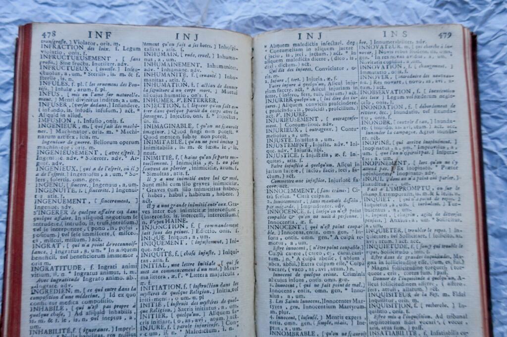 Französisch-Lateinisches Wörterbuch mit königlichem Apparat