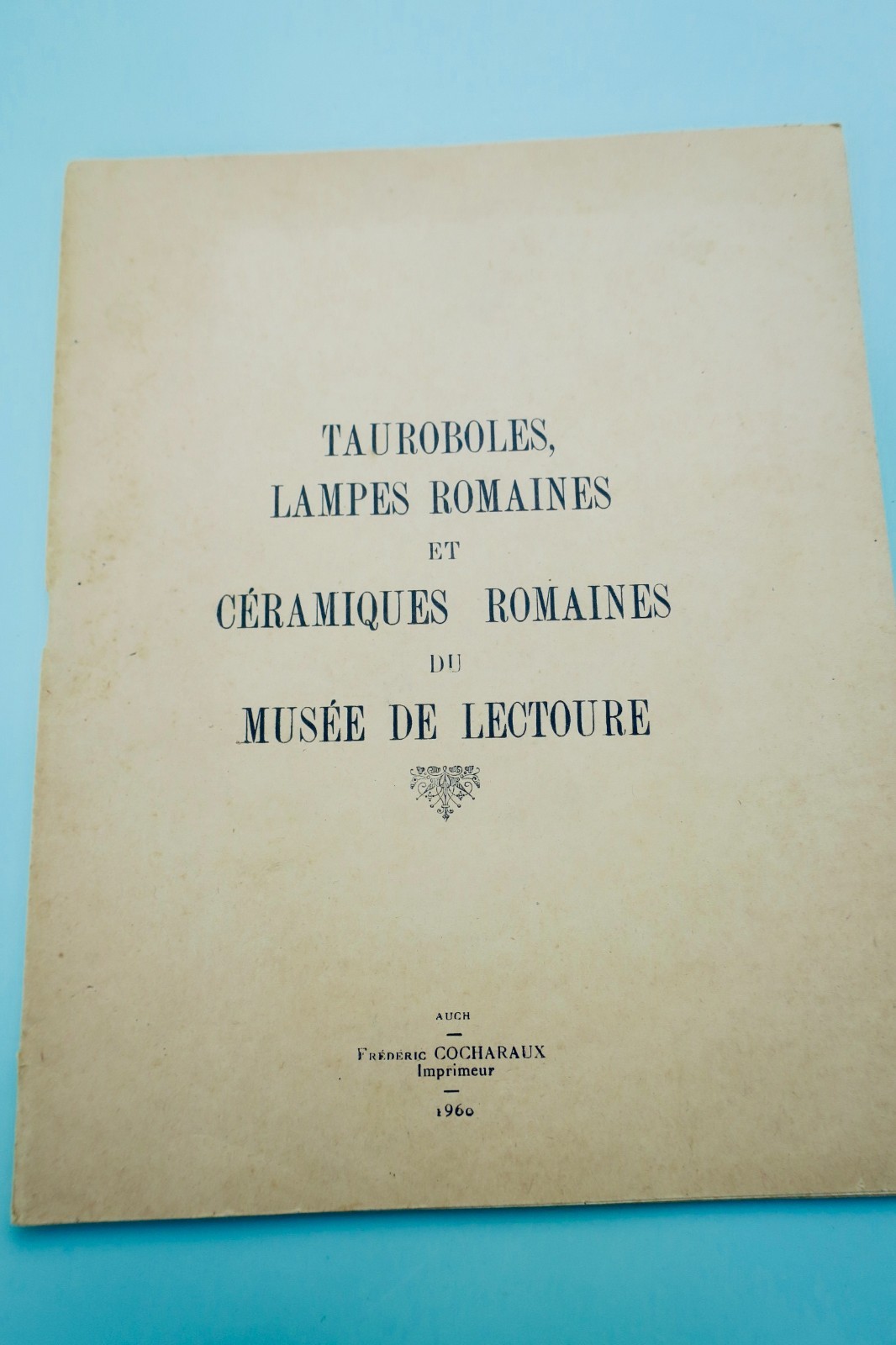 ルクトゥーレの古代ローマ製ランプと陶磁器<span class="lla-card-orig-wrap"><span class="lla-card-orig">❦ Lectoure Tauroboles, lampes romaines et céramiques romaines GERS</span></span> - La Librairie Antique