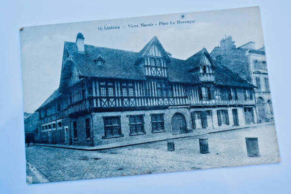 Lisieux vieux manoir Place Le Hennuyer 1930
