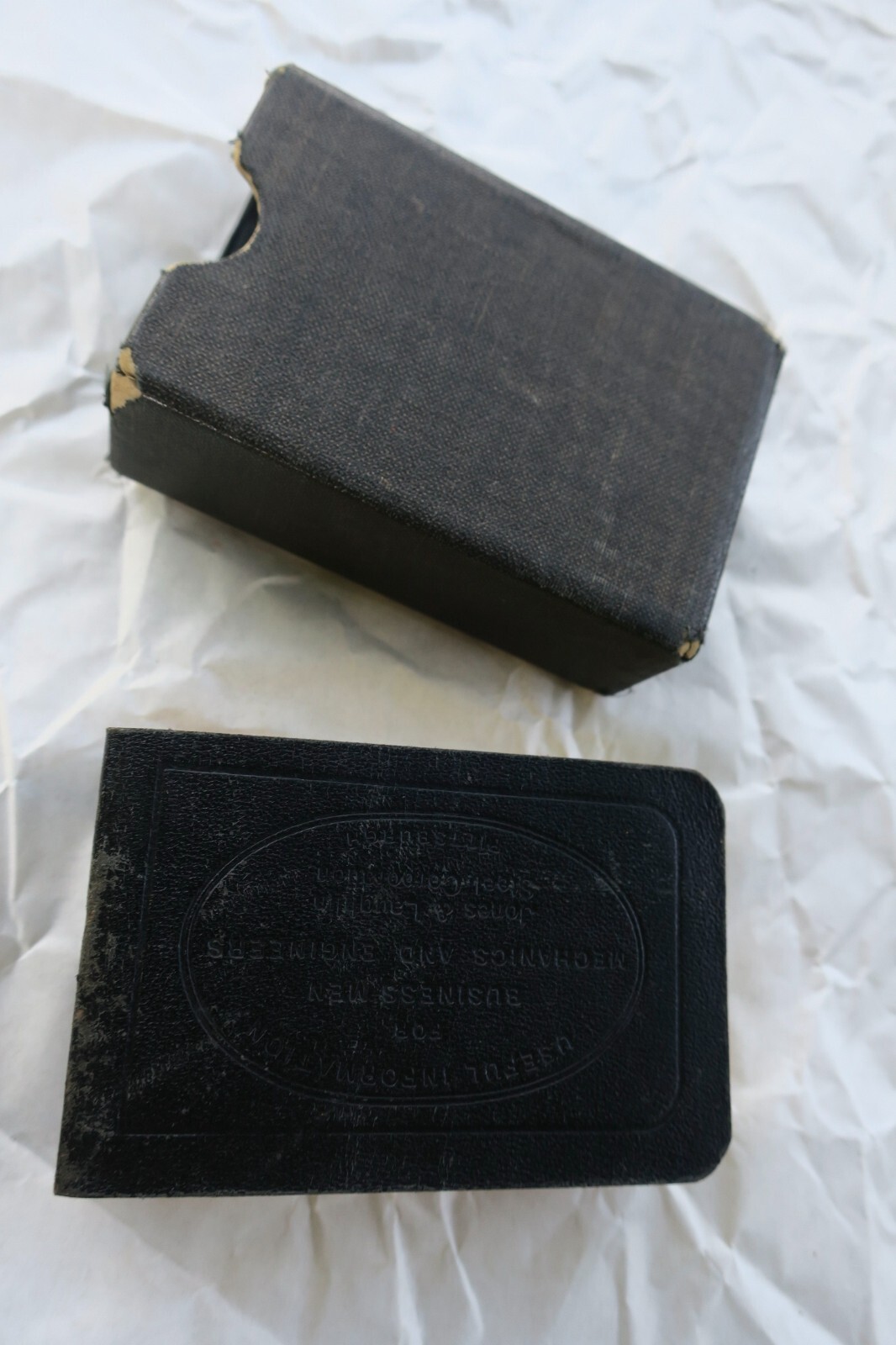 専門家のための重要なガイド<span class="lla-card-orig-wrap"><span class="lla-card-orig">❦ Mini USEFUL INFORMATION FOR BUSINESS MEN, MECHANICS AND ENGINEERS 1942</span></span> - La Librairie Antique