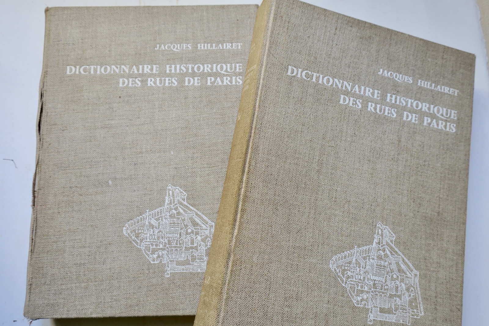 Historischer Leitfaden zu Pariser Straßen<span class="lla-card-orig-wrap"><span class="lla-card-orig">❦ Paris HILLAIRET DICTIONNAIRE HISTORIQUE DES RUES DE PARIS</span></span> - La Librairie Antique