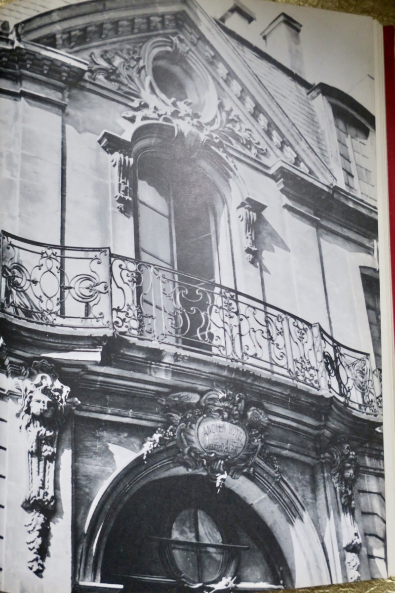 Pariser Architektur und Erbe im Marais-Viertel<span class="lla-card-orig-wrap"><span class="lla-card-orig">❦ Paris, Le Marais.</span></span> - La Librairie Antique