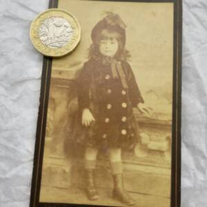 Photo ancienne enfant 63 x 110 mm.
