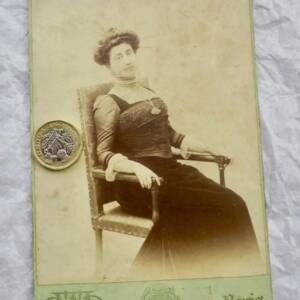 Photo ancienne femme 106 x 162 mm.