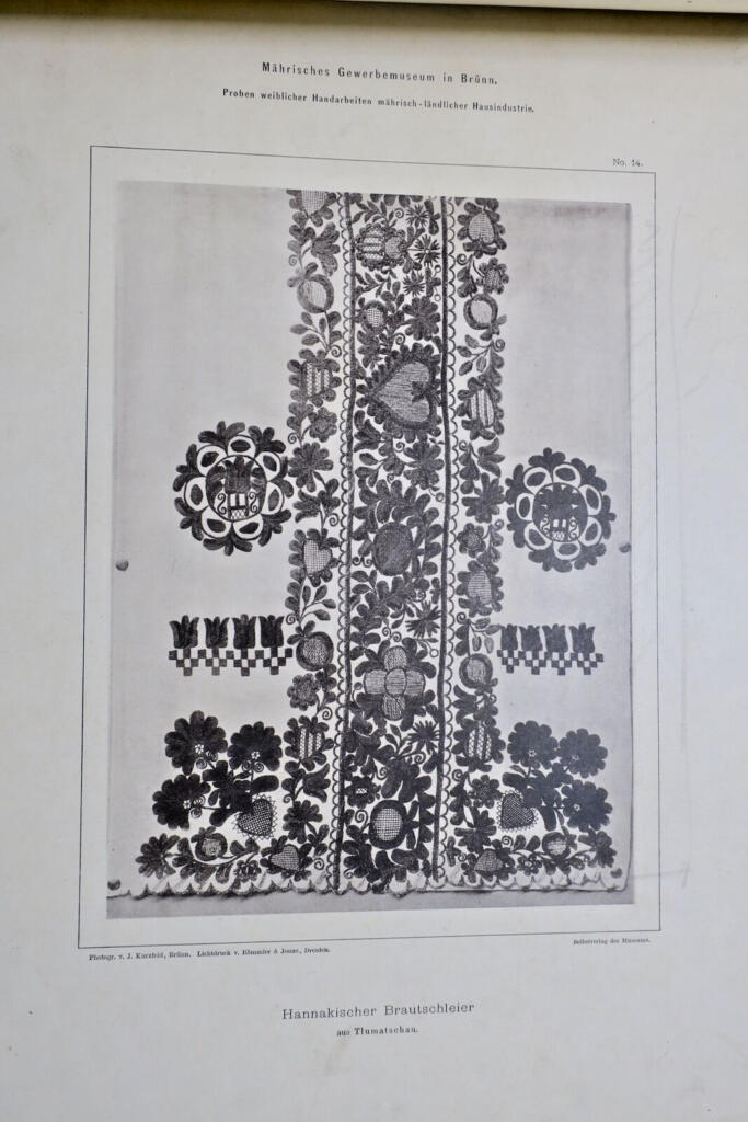 Proben weiblicher Handarbeiten mährisch-landlicher Haus-Industrie 1885