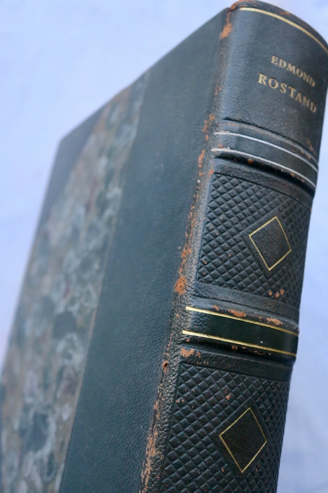 Klassische Stücke mit beeindruckenden Illustrationen<span class="lla-card-orig-wrap"><span class="lla-card-orig">❦ ROSTAND Les Romanesques. Les deux Pierrots. La derniere nuit de Don Juan</span></span> - La Librairie Antique
