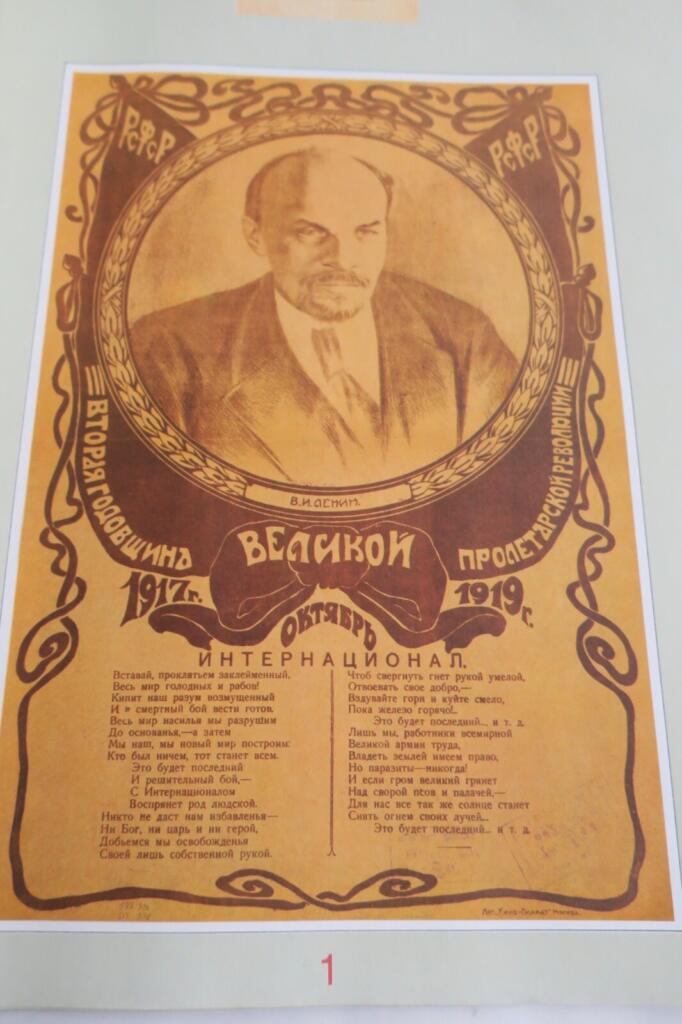Sowjetische Plakate mit Lenin