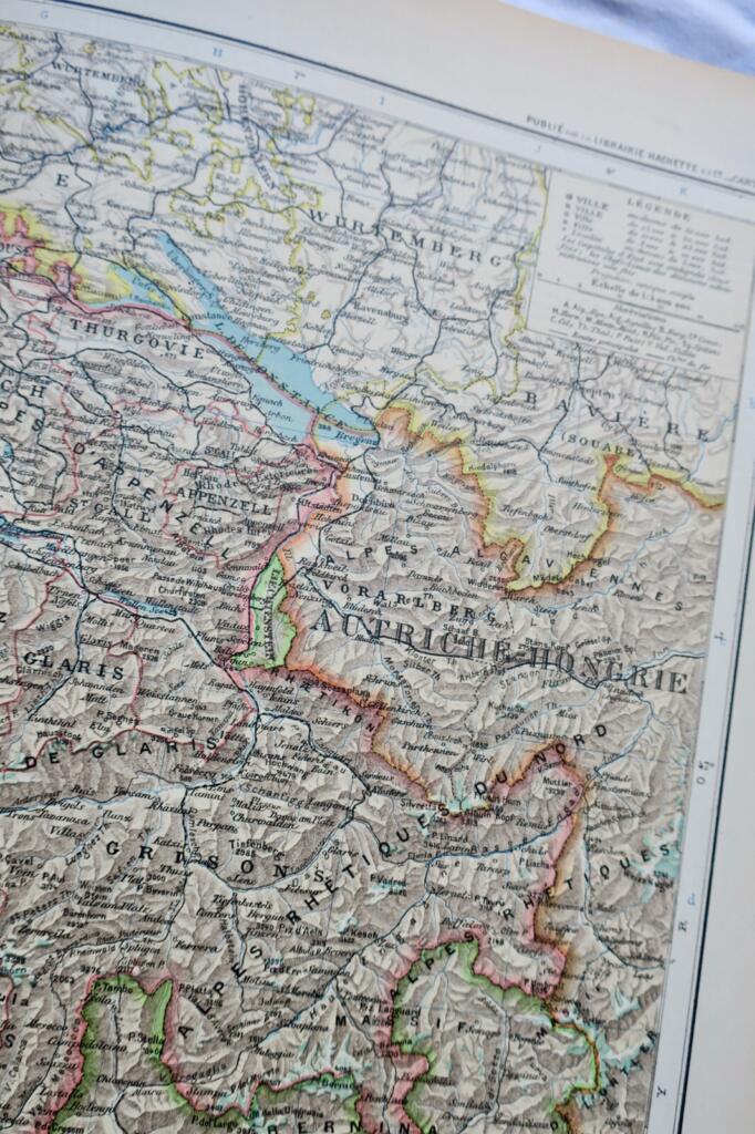 包含64幅彩色地图的现代地理地图集