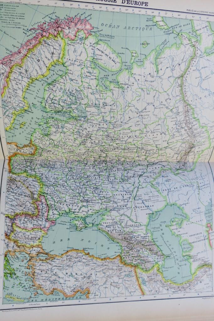 包含64幅彩色地图的现代地理地图集