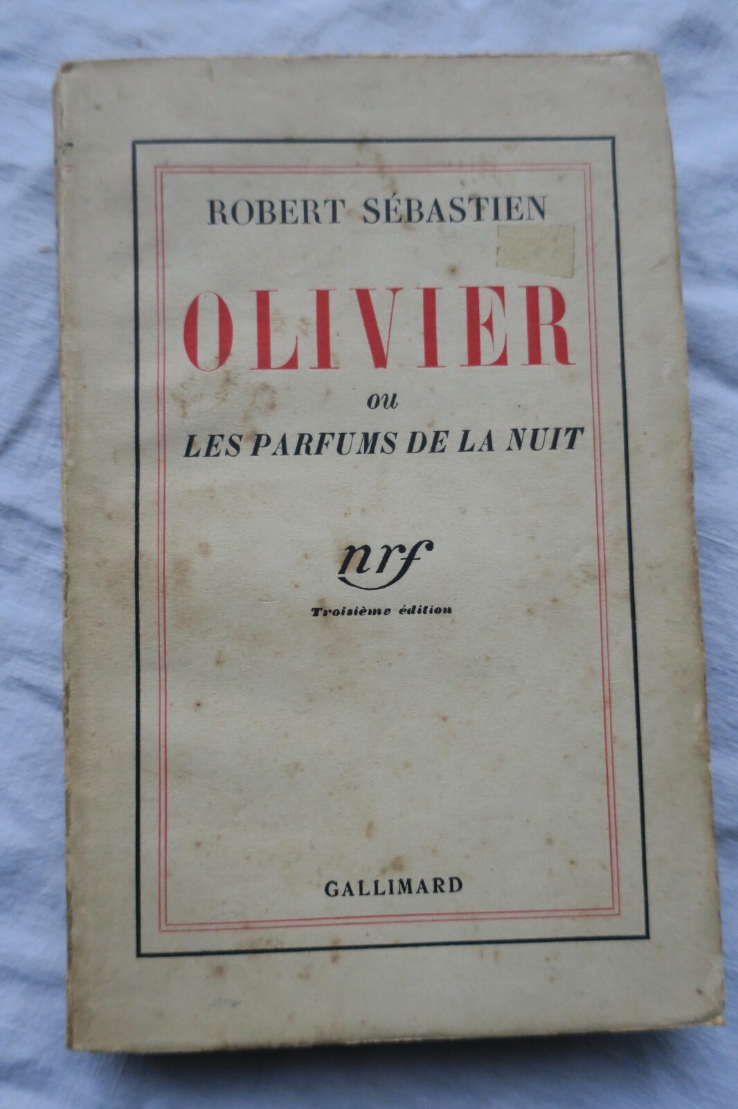 Olivier und die Düfte der Nacht<span class="lla-card-orig-wrap"><span class="lla-card-orig">❦ SEBASTIEN ROBERT. OLIVIER OU LES PARFUMS DE LA NUIT + dédicace</span></span> - La Librairie Antique