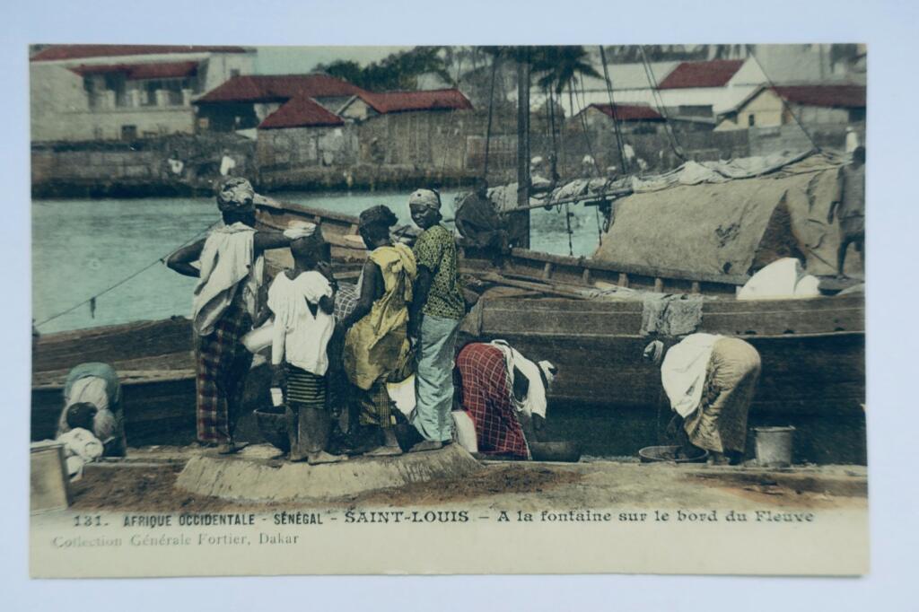 Sénégal Saint-Louis à la fontaine sur le bord du fleuve