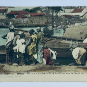 Sénégal Saint-Louis à la fontaine sur le bord du fleuve