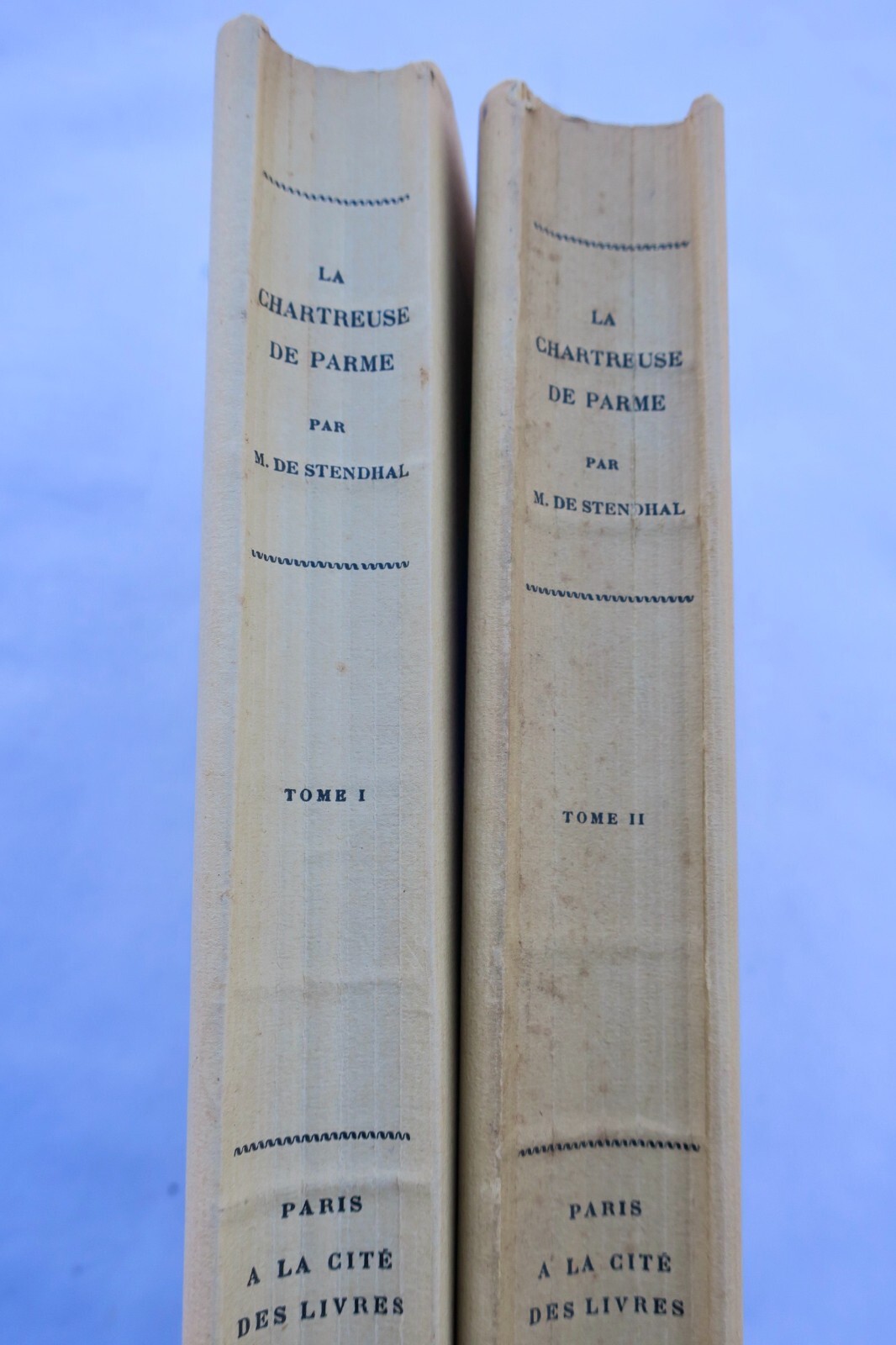 Stendhals Meisterwerk in zwei Bänden<span class="lla-card-orig-wrap"><span class="lla-card-orig">❦ STENDHAL. La Chartreuse de Parme/ vergé d’Arches</span></span> - La Librairie Antique
