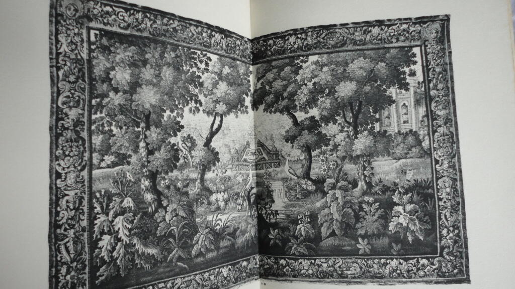 Modern art and decorative elements auction