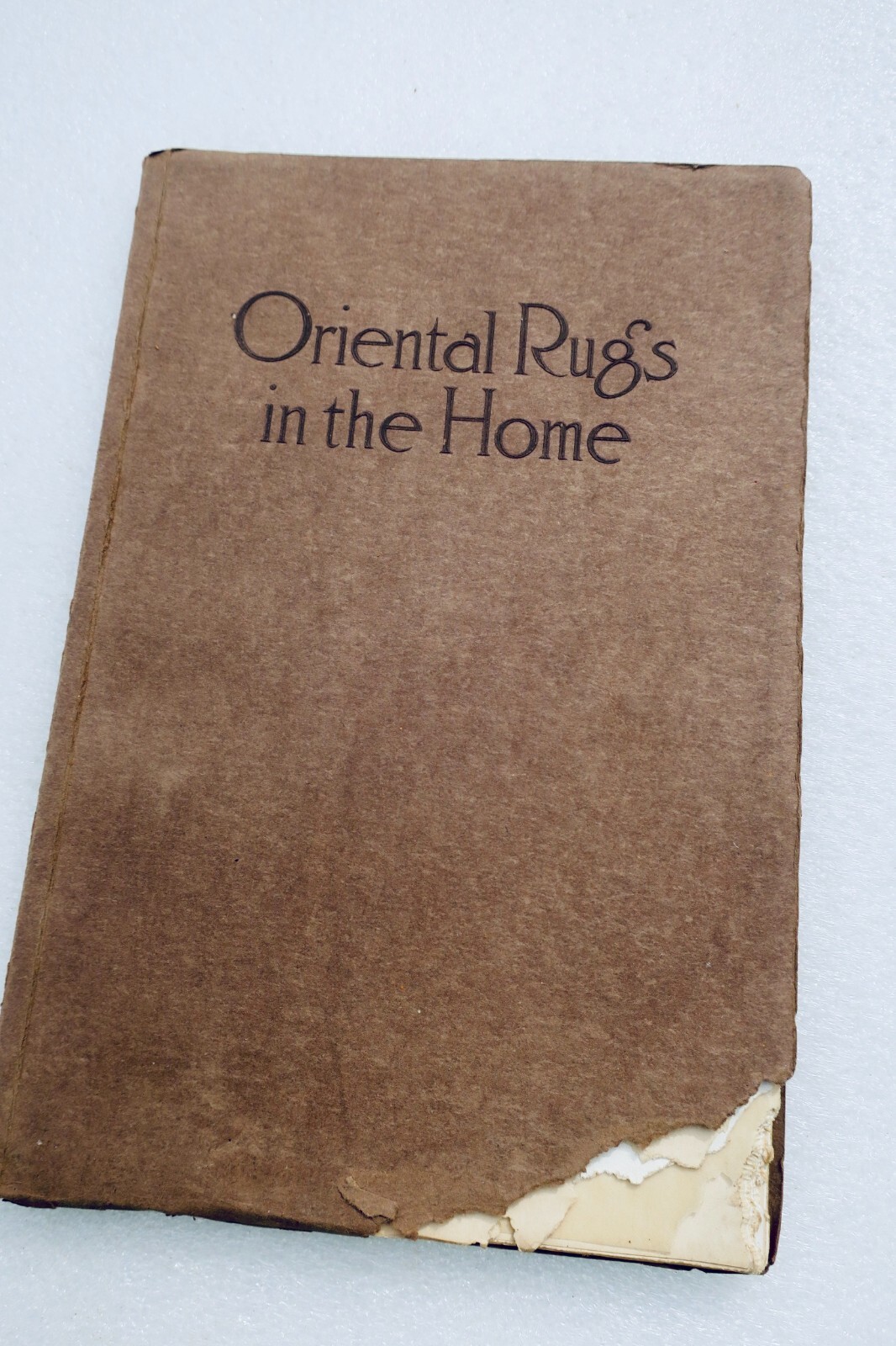 オリエンタルラグの研究<span class="lla-card-orig-wrap"><span class="lla-card-orig">❦ Tapis Nahigian Brothers Oriental Rugs in the Home 1913</span></span> - La Librairie Antique