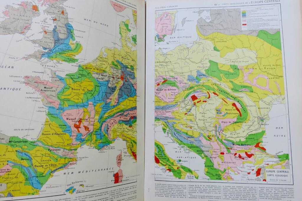 Historical and geographical atlas with 420 maps