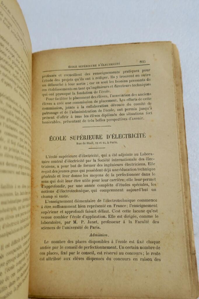 青年年鉴 - 第25卷