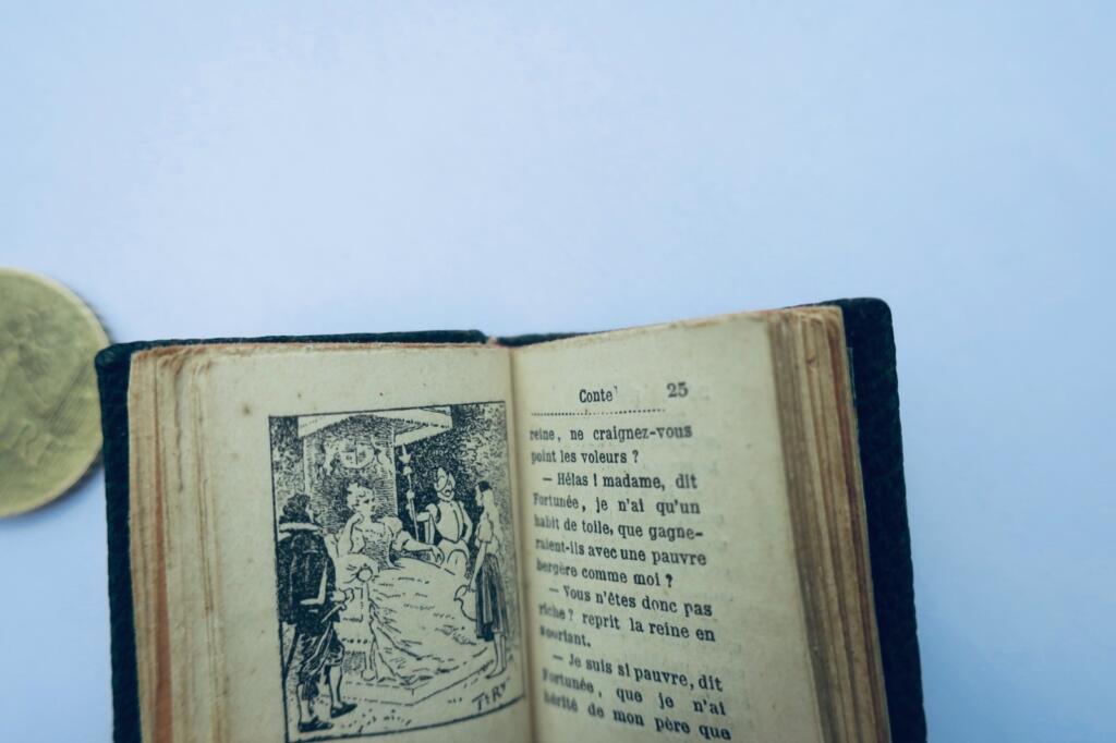 AULNOY. Fortunée. Illustrations by F. Régamey miniature 33 × 39 mm. 1896 mini