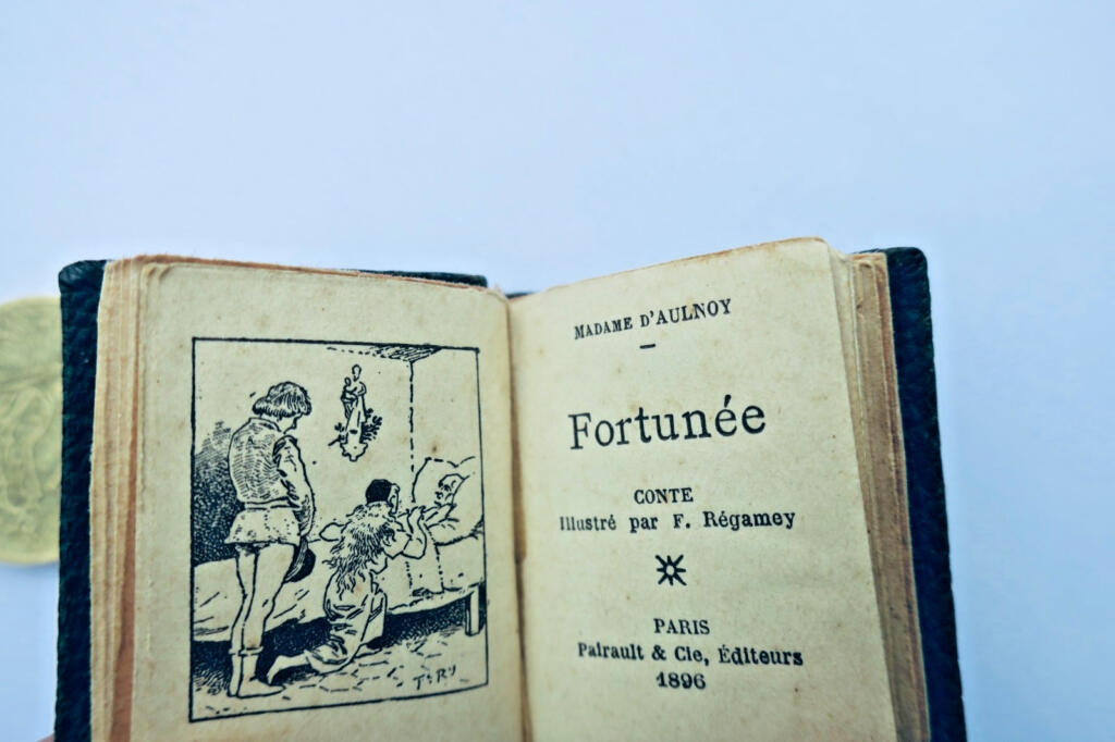 AULNOY. Fortunée. Illustrations by F. Régamey miniature 33 × 39 mm. 1896 mini