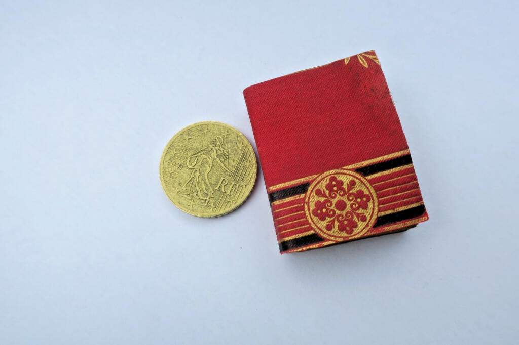 Biblia miniature 39 x 31 x 8 mm. Mini Bible