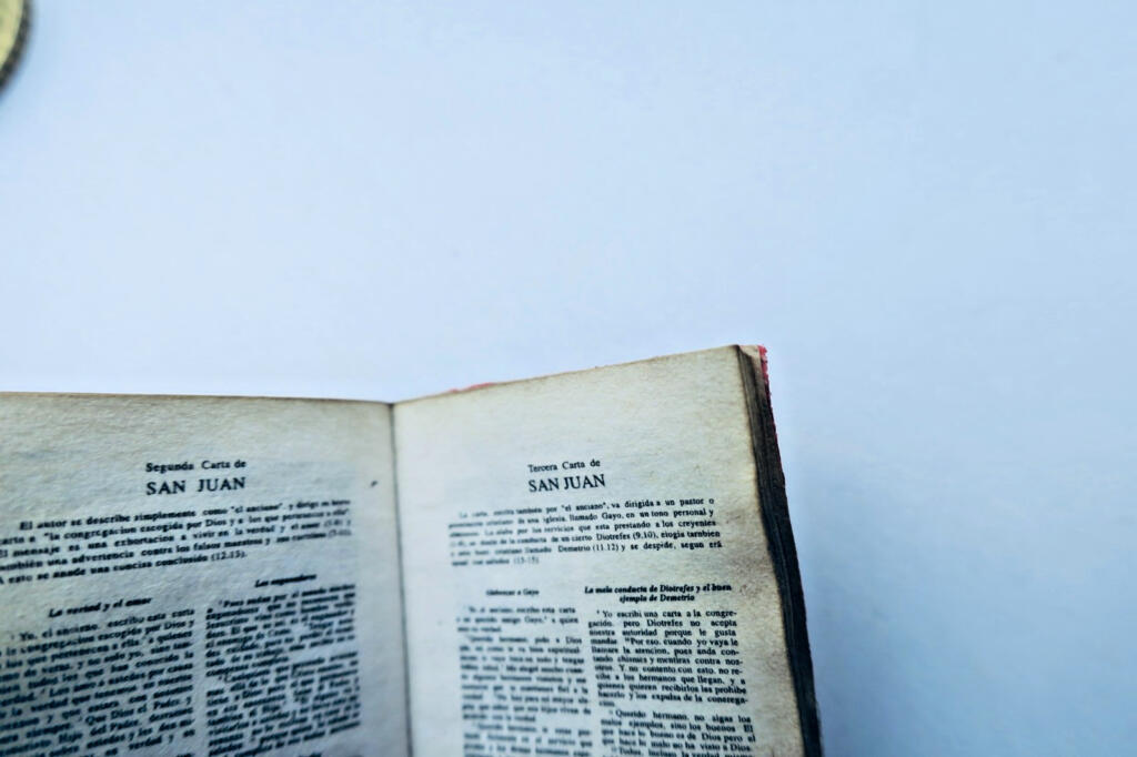 Biblia miniature 39 x 31 x 8 mm. Mini Bible