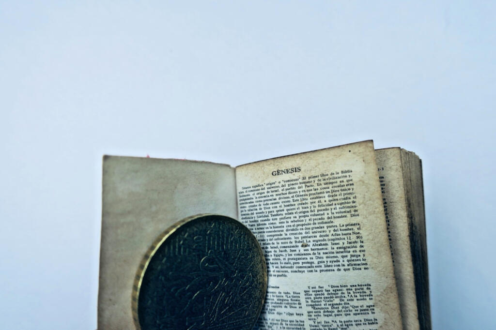 Biblia miniature 39 x 31 x 8 mm. Mini Bible