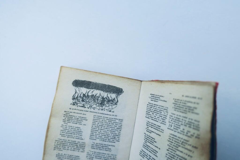 Biblia miniature 39 x 31 x 8 mm. Mini Bible
