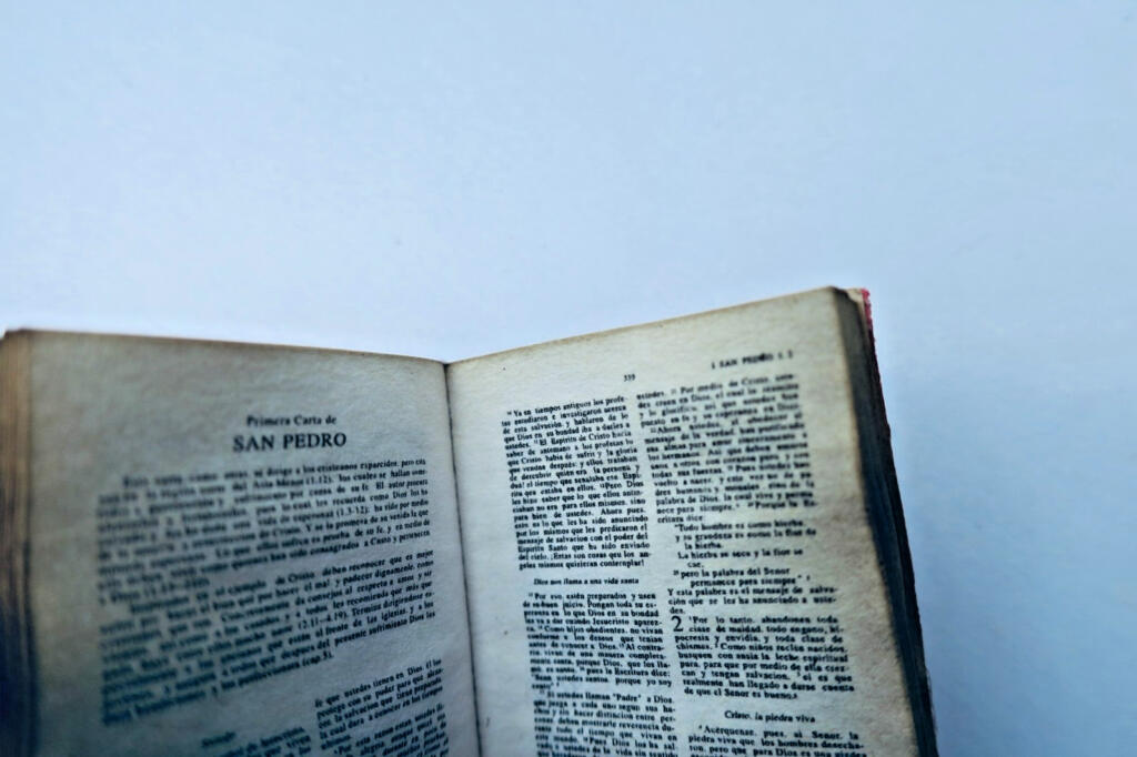 Biblia miniature 39 x 31 x 8 mm. Mini Bible