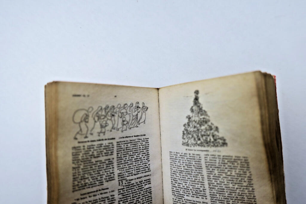 Biblia miniature 39 x 31 x 8 mm. Mini Bible