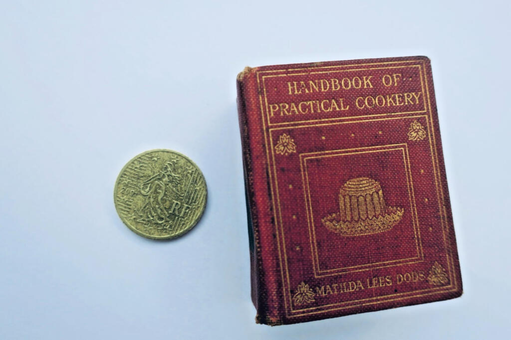 Küche Handbook of Practical Cookery by Matilda Lees Dods 1905 48 x 57 mm. mini