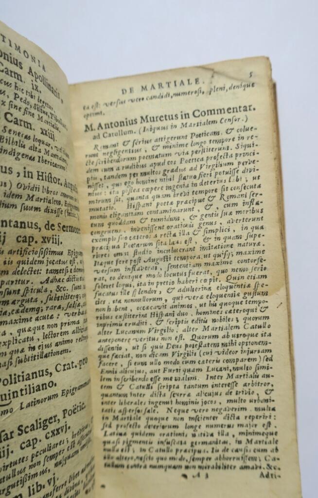 Minuskelschrift M. Val. Martialis epigrammata ex museo Petri Scriverii 1639 56 x 112 m
