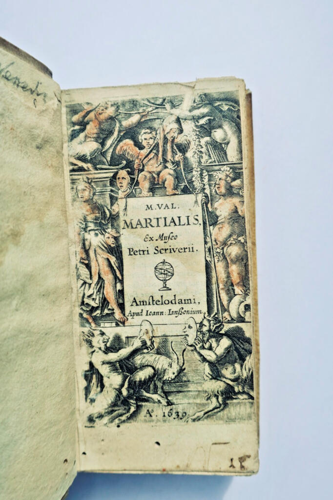 Minuskelschrift M. Val. Martialis epigrammata ex museo Petri Scriverii 1639 56 x 112 m