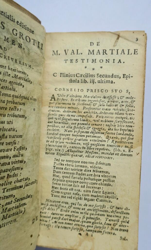 Minuskelschrift M. Val. Martialis epigrammata ex museo Petri Scriverii 1639 56 x 112 m