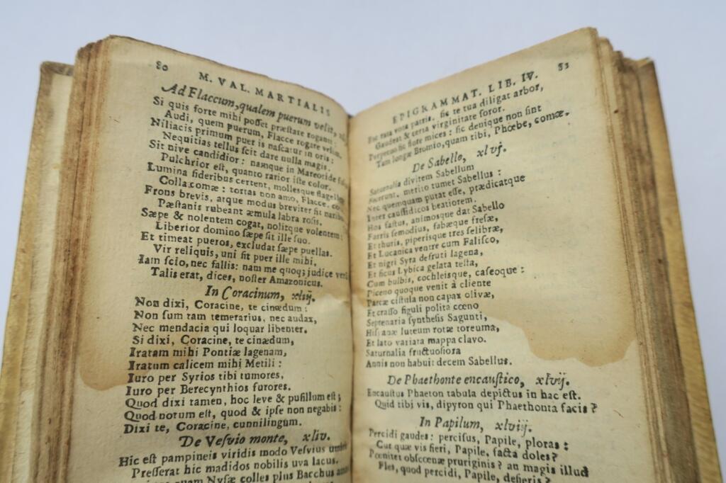 Minuskelschrift M. Val. Martialis epigrammata ex museo Petri Scriverii 1639 56 x 112 m
