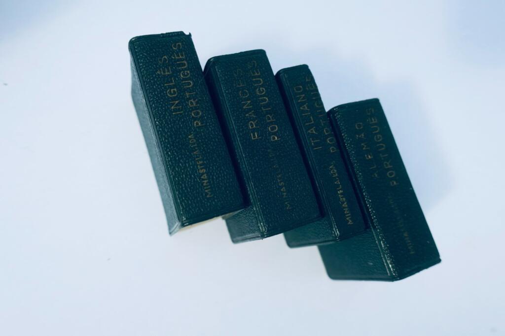 Portugal Wörterbücher Lilliput portugiesisch 35×50 mm kleines Möbel aus Bronze