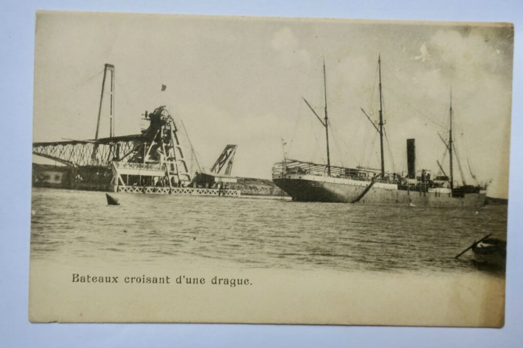 BATEAUX CROISANT D UNE DRAGUE