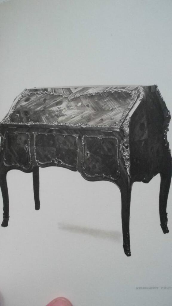 CATALOGUE DE LA COLLECTION DE MEUBLES FRANÇAIS D'EXCEPTION, D'OBJETS D'ART ET DE PORCELAINES