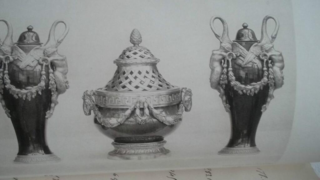 CATALOGUE DE LA COLLECTION DE MEUBLES FRANÇAIS D'EXCEPTION, D'OBJETS D'ART ET DE PORCELAINES