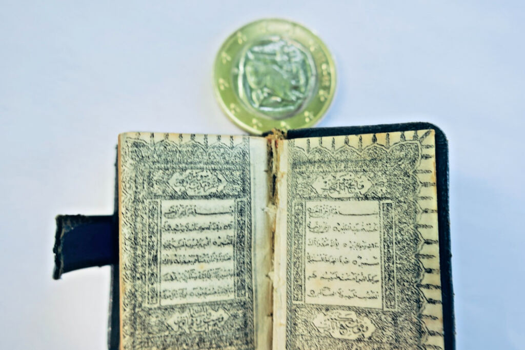 coran minuscule 38 x 25 x 14 mm. KORAN
